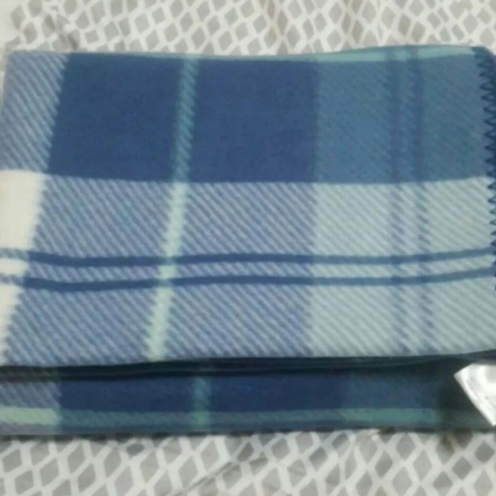 Fleece throw blanket